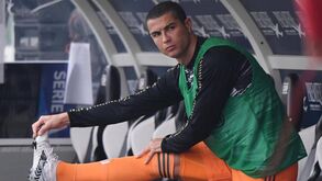 Ronaldo começou jogo no banco 