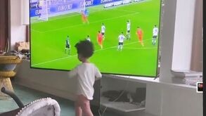Ronaldo marcou penálti à Panenka... e a filha passeava em frente à televisão
