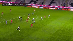 Gary Neville foi insultado por adeptos do Wolves, reagiu assim e acabou... aplaudido