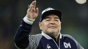 Maradona foi internado e a filha 'atira-se' aos que rodeiam o antigo craque: «Chupa-sangue»