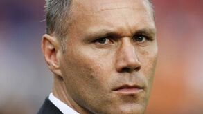 Van Basten conta que ia a rastejar para o WC: «Ao mínimo toque mordia os lábios para não gritar»