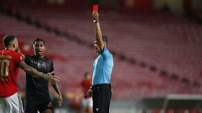 A expulsão de Otamendi e o abraço de consolo de Jorge Jesus a Pizzi