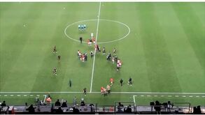 Jorge Jesus saltou do banco e foi direito a Rafa no final do Benfica-Rangers