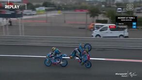 Assustador acidente entre colegas de equipa nos treinos de Moto3