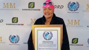 Mayra Santos bate dois recordes mundiais em natação estática num só dia