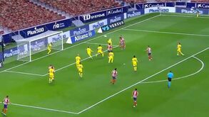 João Félix colocou o Atlético Madrid a vencer o Cadiz com este golo de cabeça