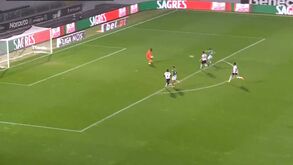 Cristiano Ronaldo tenta dar lição de boxe a Cristianinho: filho do craque... não ficou convencido