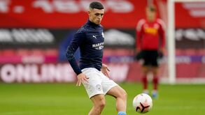 Phil Foden aliciado com novo contrato e regresso à seleção inglesa após caso na Islândia 