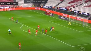 Benfica desposicionado, Iuri 'baila' sobre Samaris e Nuno Tavares e coloca o Sp. Braga na frente