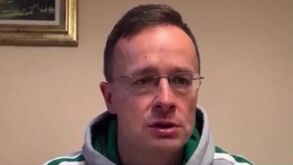 Ministro húngaro em direto na TV a falar de Covid-19 com uma camisola... do Sporting