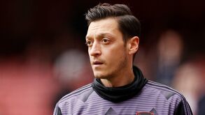 «Quem é o responsável pelo contrato milionário de Özil? Temos de nos livrar dele»