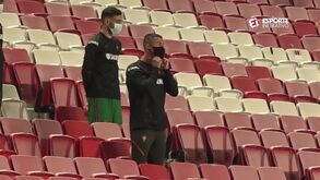 A 'batalha' de Cristiano Ronaldo com a máscara nas bancadas da Luz