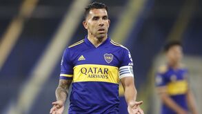 O onze de Carlos Tevez: senta-se no banco e vê jogar Ronaldo, Messi e companhia