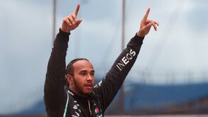 Sem conter as lágrimas, Hamilton festeja marca histórica ao garantir o seu 7.º título mundial