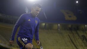 Carlos Tévez admite atravessar momento difícil: «Às vezes ao intervalo desato a chorar»