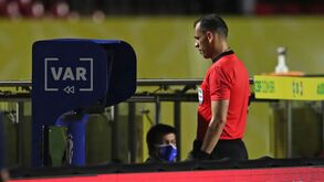 FIFA estuda versão simplificada do VAR e mais abrangente ao jogo: saiba o que está em causa