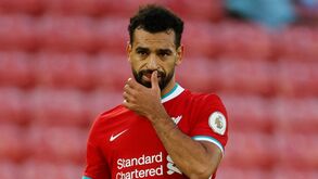 Salah volta a testar positivo à Covid-19