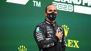 Hamilton dá murro na mesa: «Há outro piloto com o mesmo carro e não ganha como eu!»