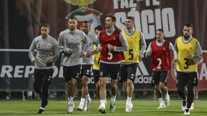 Benfica acelera para Paredes com internacionais e vários miúdos no treino