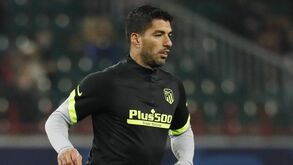 Suárez lamenta momento de Messi no Barcelona: «Dói-me toda esta situação»
