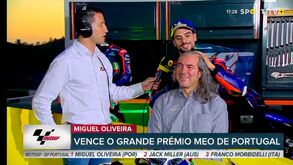 Miguel Oliveira rapa cabelo de comentador da SportTV em direto