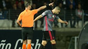 Taarabt: «Árbitros em Portugal deviam deixar correr o jogo»