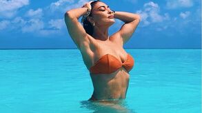Juliana Paes é uma sereia nas Maldivas