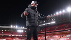 Klopp 'passa-se' com operadoras de TV: «Não sei se acabamos a época com 11 jogadores»