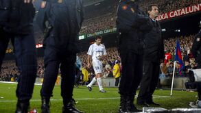 Garrafas, isqueiros, moedas e a 'mítica' cabeça de porco: A noite em que Figo 'lutou' contra a Catalunha