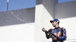 «Larga o telefone e segura a camisola»: Ronaldo esquece derrota e dá autógrafo a jovem adepta