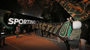 Claques do Sporting receberam o autocarro da equipa à chegada ao Jamor