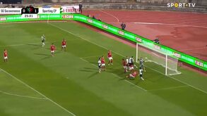 Adeptos do Flamengo protestam em frente ao centro de treinos