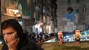 Lágrimas e velas em Nápoles: a cidade onde Maradona é Rei está destroçada