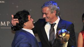 José Mourinho lamenta morte de Maradona: «Porra amigo, estou com saudades»