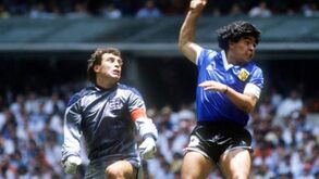 Guarda-redes vítima da famosa 'mão de Deus': «Maradona tinha grandeza mas não tinha desportivismo»