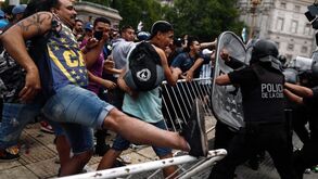 Confrontos com a polícia junto ao palácio presidencial onde corpo de Maradona está a ser velado