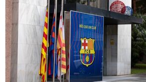 Barcelona coloca bandeiras a meia haste em homenagem a Maradona