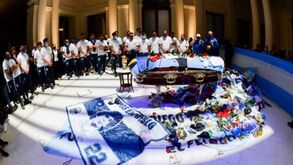 Adeus a Maradona: jogadores do Gimnasia foram despedir-se do treinador 