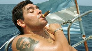 Casas, carros, contratos e jóias: bens de Maradona prestes a abrir guerra entre os 11 filhos