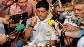 O 'caos familiar' de Maradona: «Até depois da sua morte, continuam a arrancar os cabelos uns aos outros»