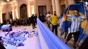Funcionário da funerária que tirou foto de Maradona no caixão pede desculpa: «Dizem que vão matar-me»