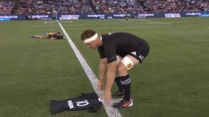 O arrepiante tributo dos All Blacks a Maradona antes do haka