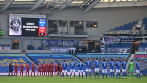 A homenagem emocionada a Maradona no Brighton-Liverpool