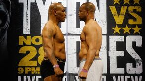 Olhar de cortar à faca: combate entre Mike Tyson e Roy Jones Jr. já 'aqueceu' nas pesagens