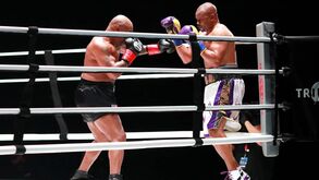 Mike Tyson e Roy Jones Jr deram tudo no ringue e o combate terminou com um empate