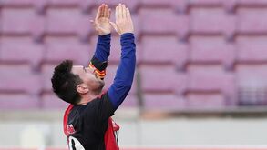 A fantástica homenagem de Messi a Maradona: camisola 10 do Newell's Old Boys e a apontar para o céu