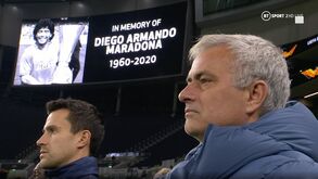 Mourinho à beira das lágrimas no minuto de silêncio por Maradona antes do dérbi de Londres