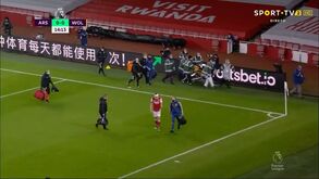 Raúl Jiménez perde os sentidos após violento choque com David Luiz: veja o lance