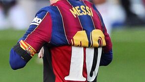 A história da camisola com que Messi homenageou Maradona: o dia em que viu 'D10S' ao vivo