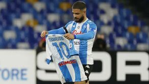 Dries Mertens presta homenagem a Maradona no mural do argentino no San Paolo